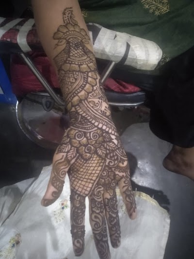 PARL1BS4IVMM_Paridhi_Glamour_ChIJVQ_BYvkr8jkRGz7hcODExVI_9