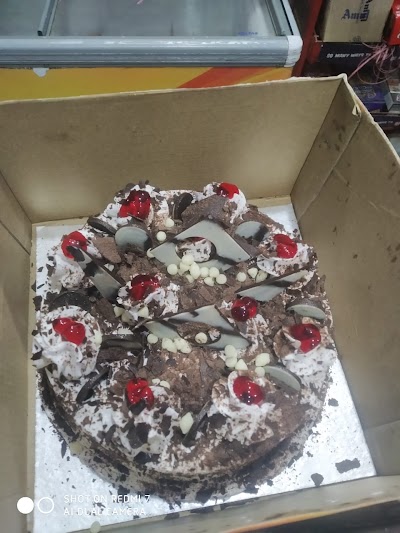 PARLUS8PBLAC_Royal_ice-cream_parlour_ChIJibL064Aj8jkRnhnsmQF8DNE_2